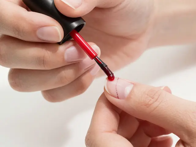 Jak napsat malé US čárkou: krok za krokem pro dokonalou manikúru