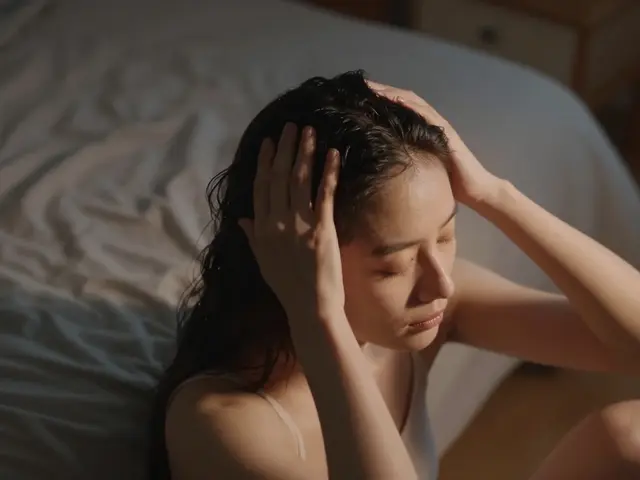 Jak si masírovat pokožku hlavy pro zdravější vlasy a menší únavu