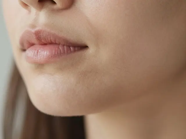 Chloupky v obliči: Příčiny, řešení a bezpečná depilace